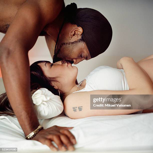 couple kissing - black couples kissing stock pictures, royalty-free photos & images