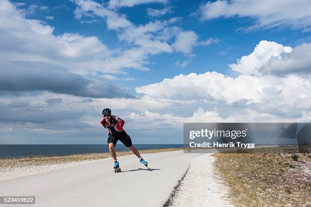 inline skating near the sea - inline skating fotografías e imágenes de stock