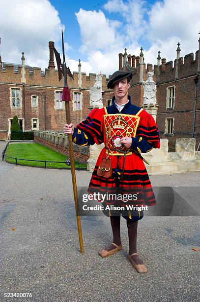 yeoman at hampton court palace - königlicher leibgardist britischer wachsoldat stock-fotos und bilder