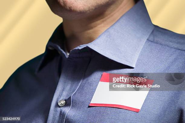 man wearing "hello my name is" tag - identity stock-fotos und bilder