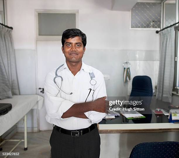 young doctor in a clinic - hugh sitton - fotografias e filmes do acervo