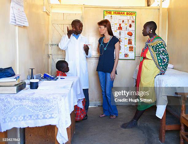 two doctors discussing patient in clinic, kenya - doctors in africa stock-fotos und bilder