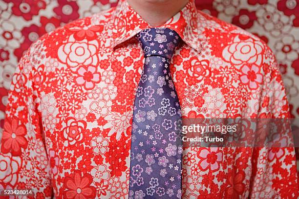 man wearing flowered shirt and tie - high collar fotografías e imágenes de stock