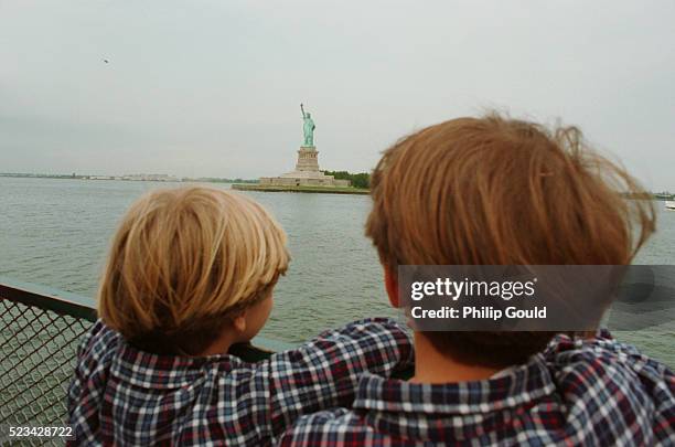 ferry ride to the statue of liberty - insel liberty island stock-fotos und bilder