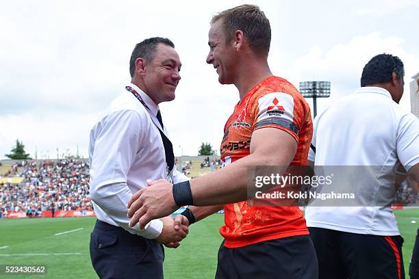 Head coach of Sunwolves Mark Hammett shakes hands with Riaan Viljoen after winning the round nine Super Rugby match between the Sunwolves and the...