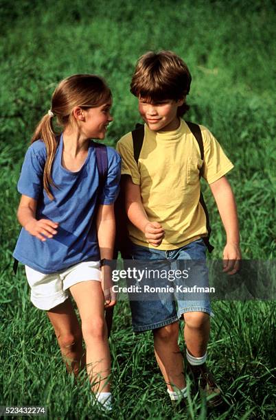 children hiking - boy and girl talking fotografías e imágenes de stock