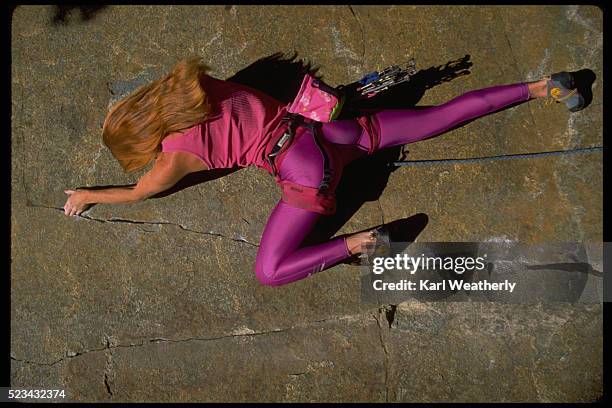 rock climber concentrates on town wall rock - escalada libre fotografías e imágenes de stock