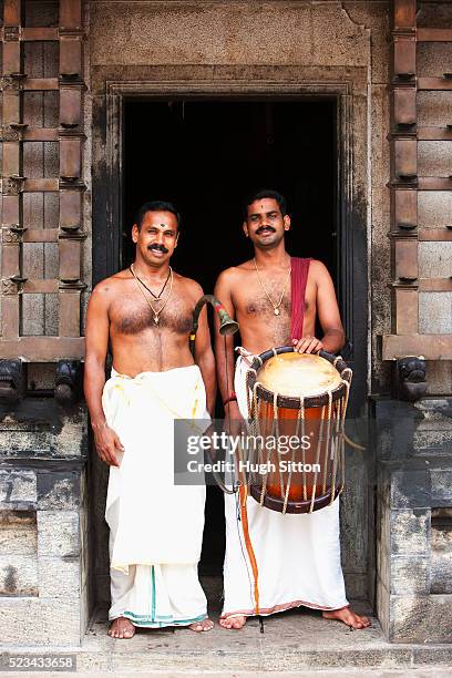 portrait of two temple musicians, kerala, southern india - hugh sitton india stockfoto's en -beelden