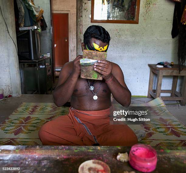 kathakali dancer preparing, kerala, south india, india - hugh sitton india stockfoto's en -beelden