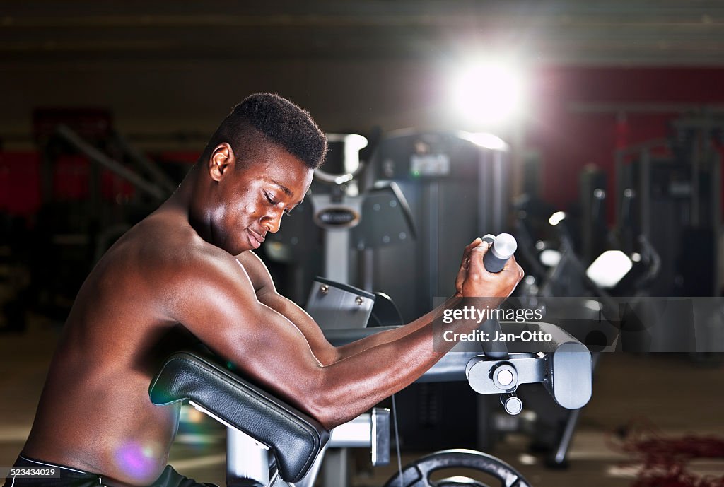 Formación del biceps con una máquina