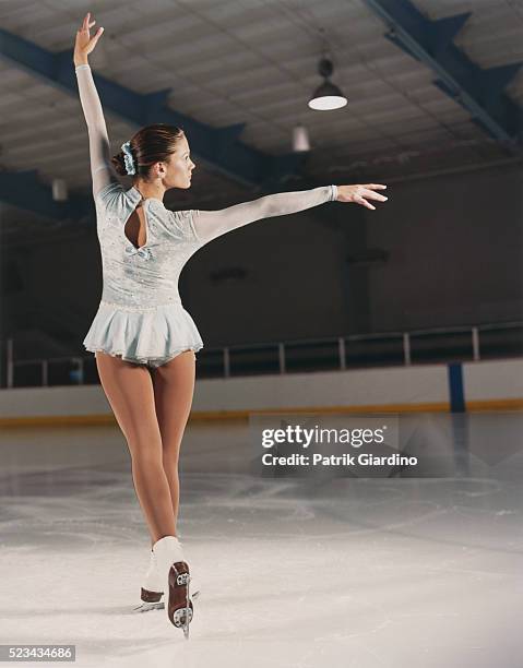 figure skater holding pose - patinaje artístico fotografías e imágenes de stock