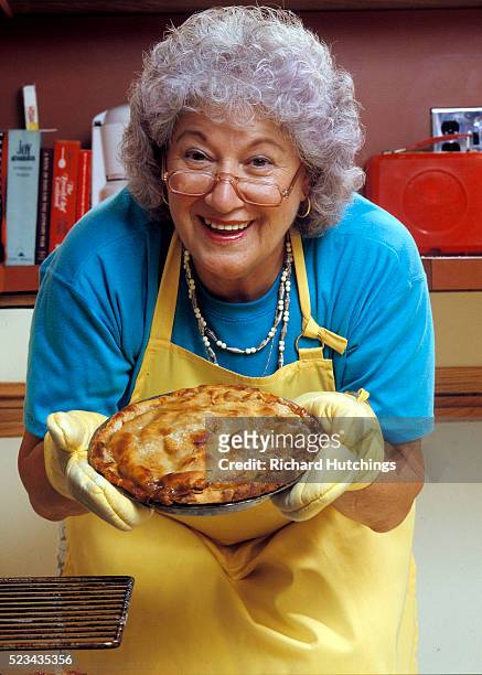 grandmother holding fresh apple pie - grootmoeder stockfoto's en -beelden