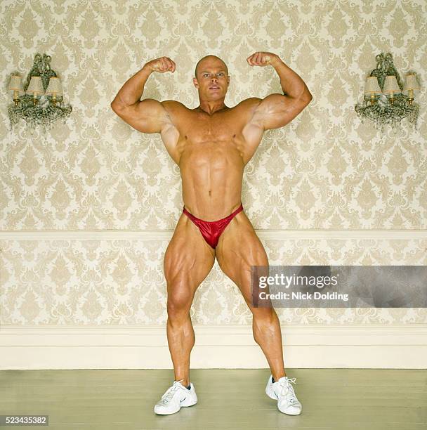 bodybuilder posing - musculação com peso imagens e fotografias de stock