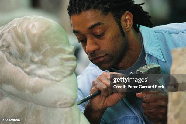 sculptor at work - beeldhouwer stockfoto's en -beelden