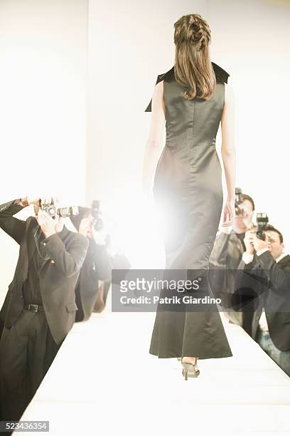 fashion model on runway - podium de défilé photos et images de collection