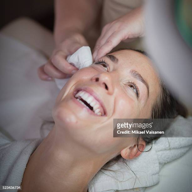 woman having facial - terapeuta de beleza - fotografias e filmes do acervo