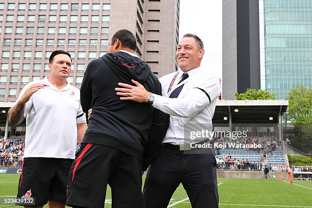 Head coach Mark Hammett of the Sunwolves Celebrates winners after with teammate during the round nine Super Rugby match between the Sunwolves and the...