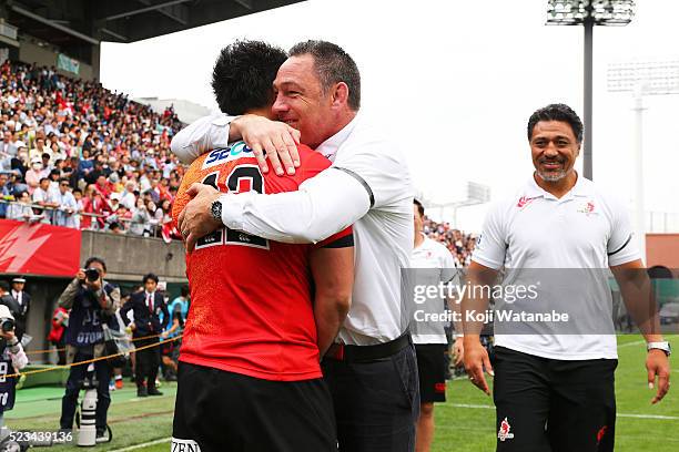 Head coach Mark Hammett of the Sunwolves Celebrates winners after with teammate during the round nine Super Rugby match between the Sunwolves and the...