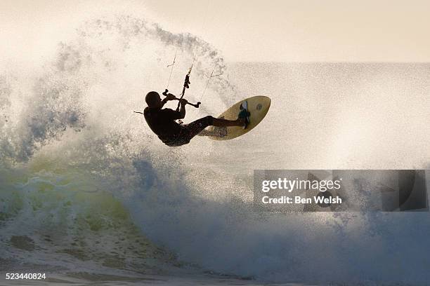 kite surfer jumping in high waves - kiteboarding fotografías e imágenes de stock