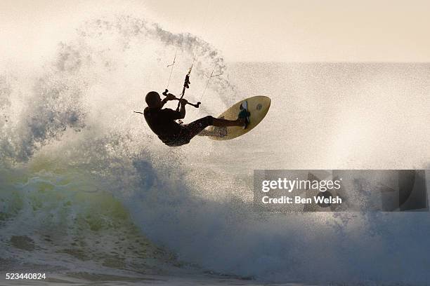 kite surfer jumping in high waves - kiteboard stockfoto's en -beelden