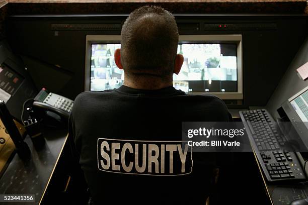 security guard monitoring video - agent de sécurité photos et images de collection