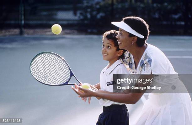 learning to play tennis - sports archive stockfoto's en -beelden