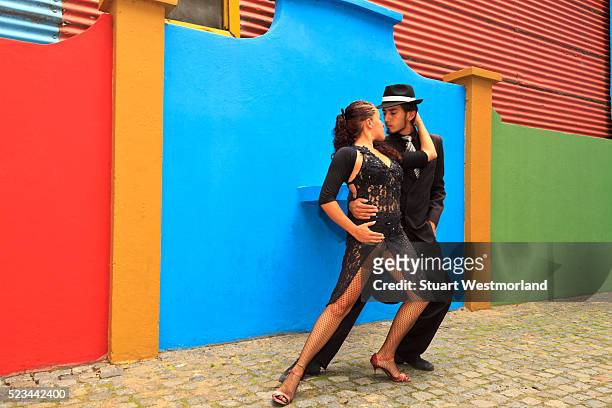 tango dancers on street - buenos aires photos et images de collection