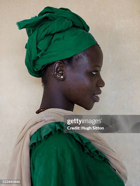 malian woman wearing traditional clothing - mali fotografías e imágenes de stock