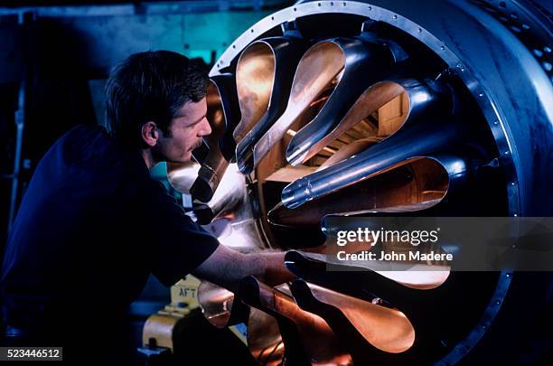 airplane maintenance - flugzeugmechaniker stock-fotos und bilder