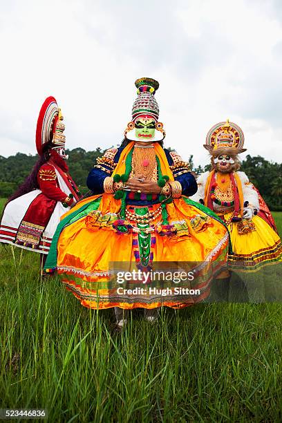 portrait of kathakali dancers, kerala, southern, india - hugh sitton india stockfoto's en -beelden