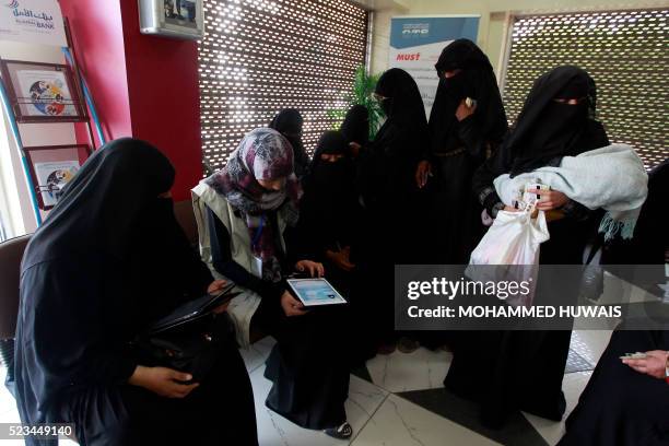 Akhdam Cash Disbursement Photos and Premium High Res Pictures - Getty Images