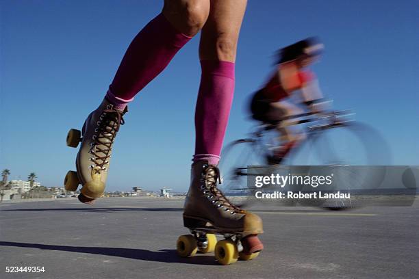 roller skating on venice beach - venice stock-fotos und bilder