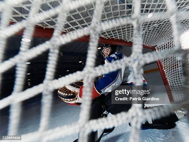 hockey player defending goal - hockey keeper stockfoto's en -beelden