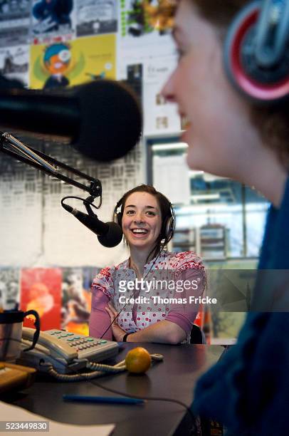 young women in radion station - radio dj stockfoto's en -beelden