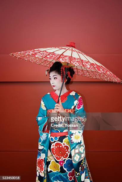 maiko holding parasol - kimono foto e immagini stock