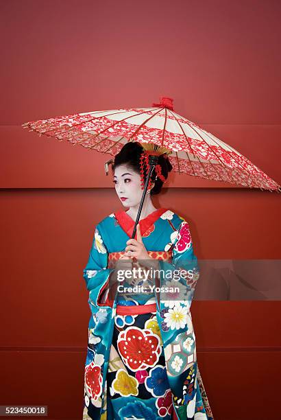 maiko holding parasol - kimono imagens e fotografias de stock