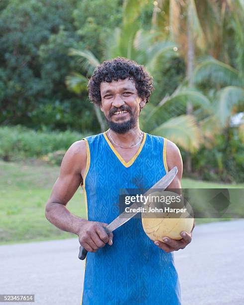 coconut seller, manzanilla, trinidad - machete photos et images de collection