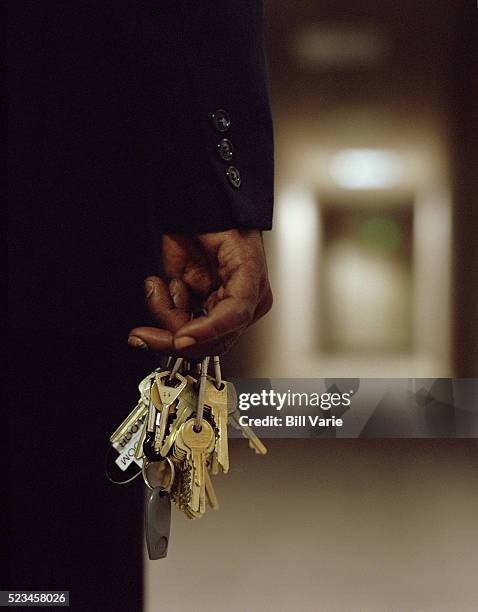 security guard holding keys - key ring - fotografias e filmes do acervo