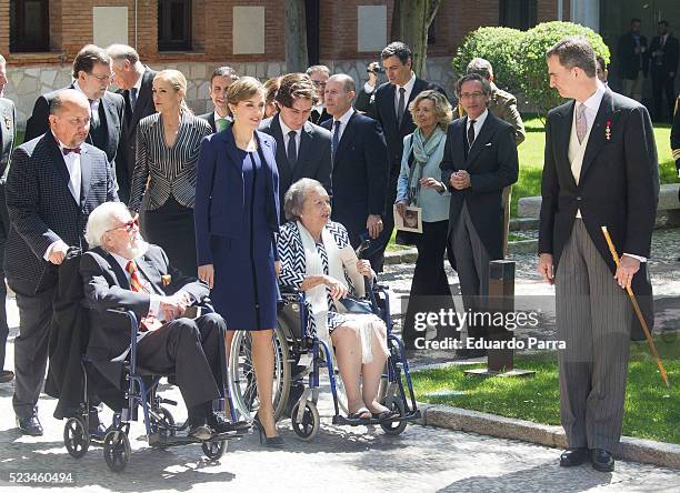 Queen Letizia of Spain , writer Fernando del Paso and King Felipe VI of Spain pose for photographers at the University of Alcala de Henares for the...