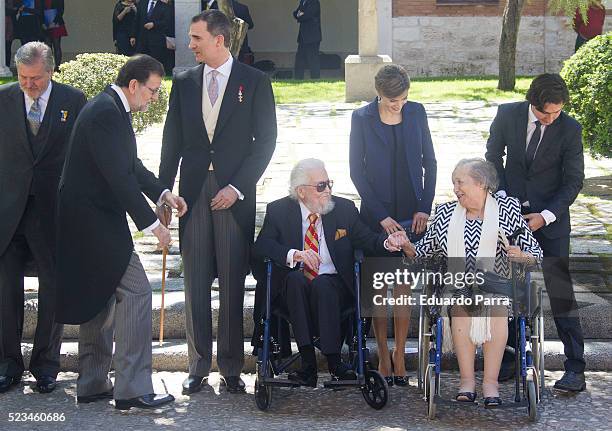 Presidente Mariano Rajoy Queen Letizia of Spain , King Felipe VI of Spain and writer Fernando del Paso pose for photographers at the University of...