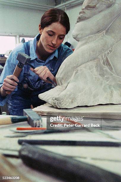 woman chiseling sculpture - sculpteur photos et images de collection