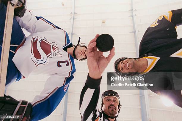 hockey players facing off - hockey player stock-fotos und bilder