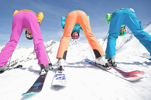 https://media.gettyimages.com/id/523464102/fr/photo/three-young-female-skiers-looking-through-their-legs-to-camera.jpg?s=612x612&w=0&k=20&c=tgvO0DT-W48oLWRs7nWoCm_Ys9v5J4G_f3gHDM2LNc0=