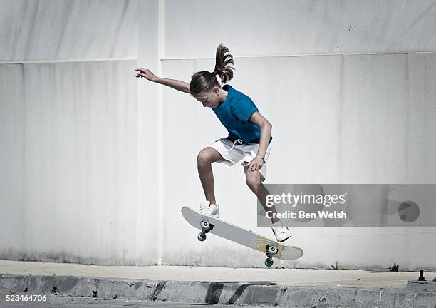 girl (13-15) skateboarding - stunt person foto e immagini stock