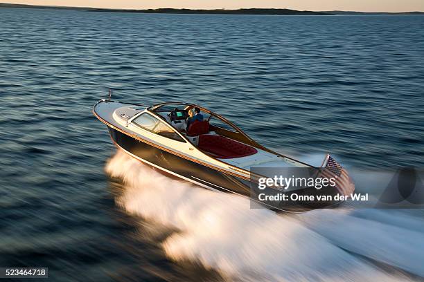 hinckley talaria t38 powerboat in narragansett bay - schnellboot stock-fotos und bilder