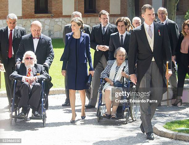 Queen Letizia of Spain , King Felipe VI of Spain and writer Fernando del Paso pose for photographers at the University of Alcala de Henares for the...