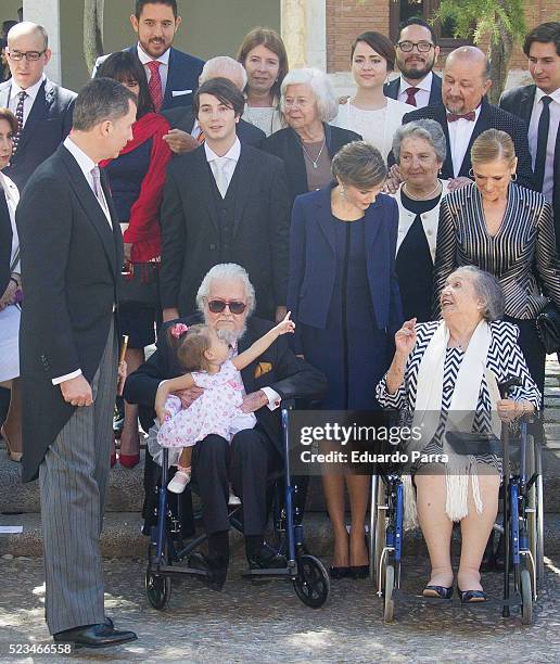 Queen Letizia of Spain , writer Fernando del Paso and King Felipe VI of Spain pose for photographers at the University of Alcala de Henares for the...