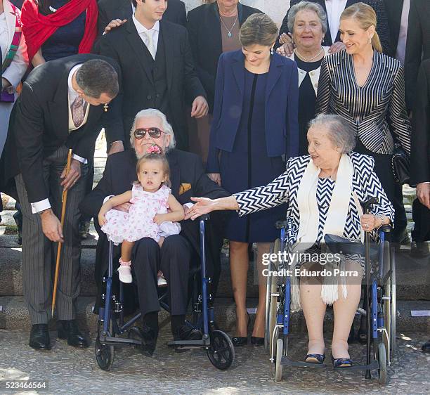 Queen Letizia of Spain , writer Fernando del Paso and King Felipe VI of Spain pose for photographers at the University of Alcala de Henares for the...