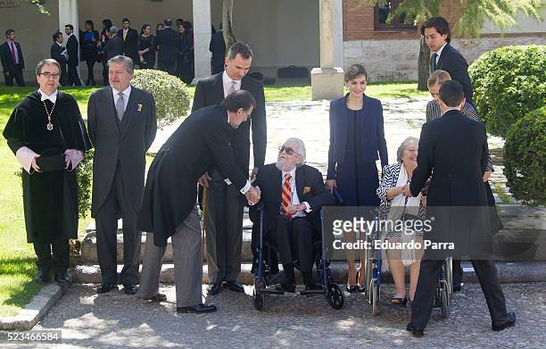 Queen Letizia of Spain , King Felipe VI of Spain , writer Fernando del Paso and President Mariano Rajoy pose for photographers at the University of...
