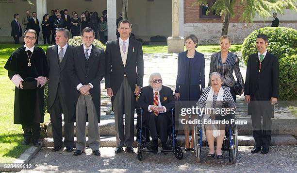 Queen Letizia of Spain , King Felipe VI of Spain , writer Fernando del Paso and President Mariano Rajoy pose for photographers at the University of...